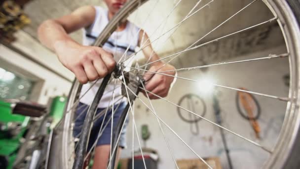 Rueda de tornillo adolescente para bicicleta — Vídeos de Stock