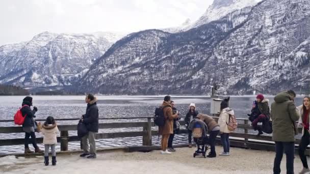 Hallstatt, Rakousko - 21 prosince 2017: skupina čínských turistů v přístavu, přichází do Hallstattu přes horské jezero lodí - vodní autobus — Stock video