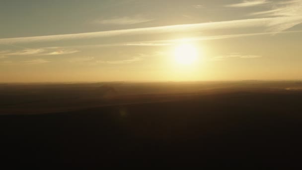 广阔的田野和夕阳天空的风景如画的景观 — 图库视频影像