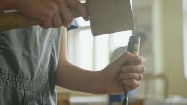 Vista de cerca del hombre usando martillo con cincel en taller de carpintería — Vídeos de Stock
