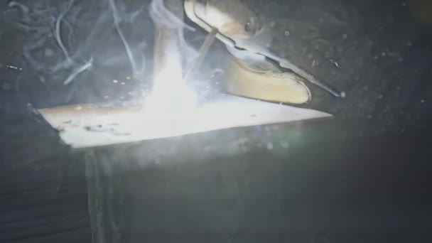 Werknemer met beschermend masker lassen van metalen elementen - slow motion. — Stockvideo