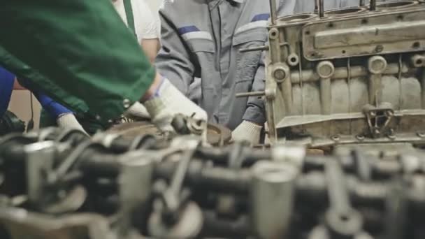 Muži pracují s auto motor — Stock video
