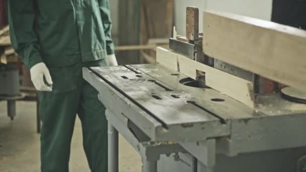 Trabajadores de la madera de los cultivos que fijan tablero de madera en la máquina — Vídeo de stock