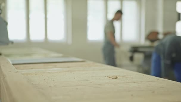 Vista de los trabajadores organizar tablones de madera en la mesa — Vídeo de stock