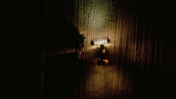 Luftaufnahme eines Mähdreschers, der nachts arbeitet — Stockvideo