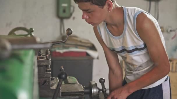 Menino trabalhando no torno vintage — Vídeo de Stock