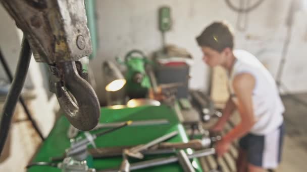 Tornillo joven trabajando en torno — Vídeo de stock