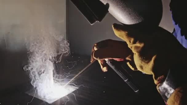 Trabalhador usando viseira de segurança fazendo soldagem de metal — Vídeo de Stock