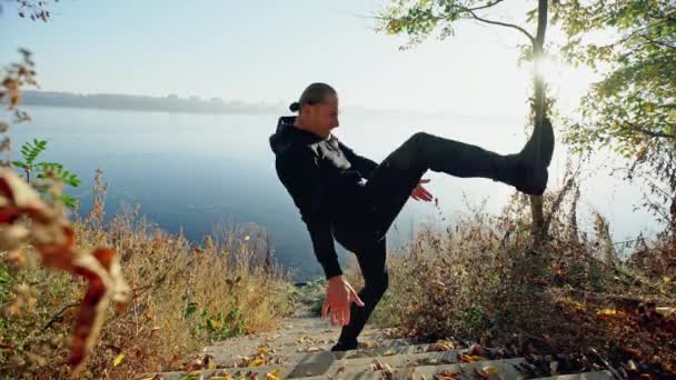 Caucasien concentré jeune athlète homme faisant de la boxe le matin — Video