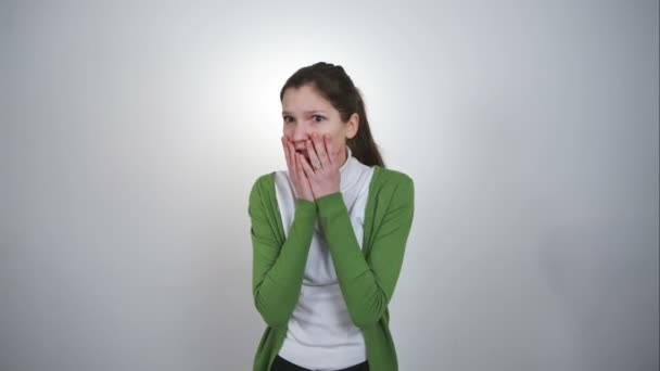 Afbeelding van een bezorgd mooi meisje in lege ruimte. Ruwe videoverslag. — Stockvideo