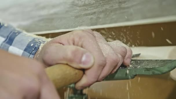 Primer plano de las manos del hombre utilizando torno de madera manual — Vídeos de Stock