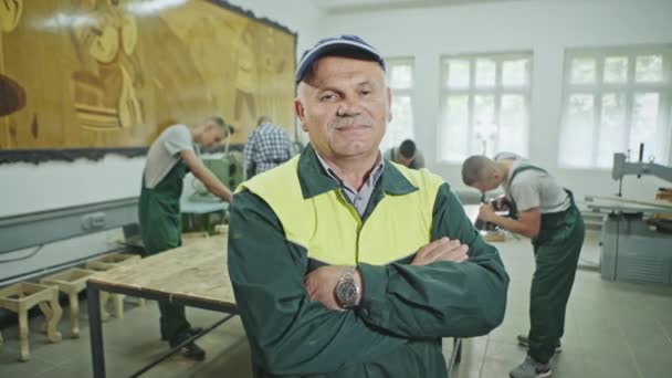 キャップと全体的な立って建具店の背景の中に若い男性が両手で中年の男性. — ストック動画