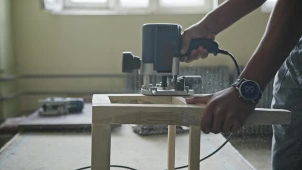 Ernte Seitenansicht des Tischlers Polieren Stück Holzmöbel mit Schleifmaschine in der Werkstatt. — Stockvideo