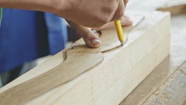 Trabajador de la madera de la cosecha que transfiere la forma de la parte futura de los muebles en el pedazo de madera con el lápiz . — Vídeo de stock