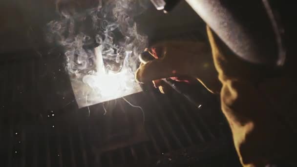 Man in Masker lassen van metalen delen — Stockvideo