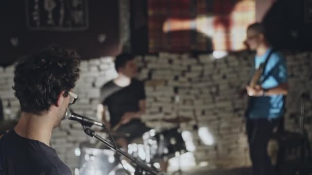 Vocalista cantando una letra con su banda de rock — Vídeos de Stock