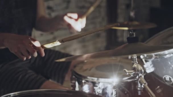 Recorte de vista del hombre tocando la batería en la iluminación brillante en el escenario moderno durante la actuación — Vídeo de stock