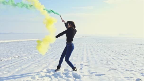 Jeune Femme Décontractée Montrant Danse Avec Des Pastilles Fumée Colorées — Video