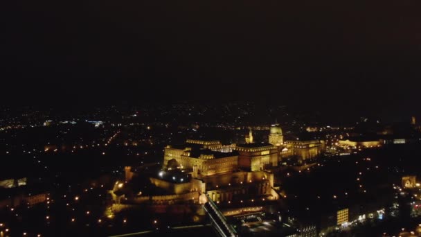 Vista aérea Budapeste, Hungria iluminado à noite — Vídeo de Stock