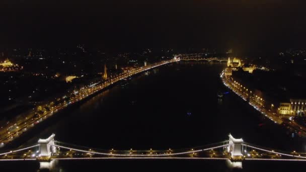 Vista nocturna de Budapest, Hungría a lo largo del río — Vídeo de stock