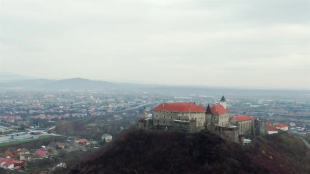 Pintoresca vista de observación de Palanok en la ciudad de Mukachevo. Una colina volcánica alta contra un panorama de la ciudad en neblina . — Vídeo de stock