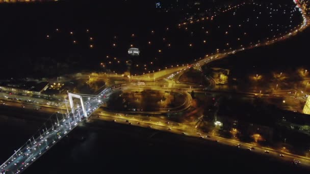 Antenn Skott Glödande Budapest Med Ljusa Bron Över Mörk Flod — Stockvideo