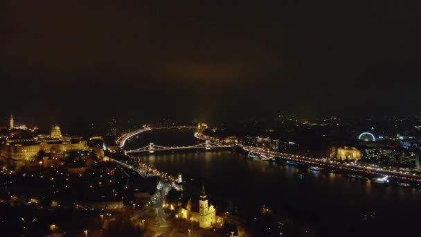 Pittoreska drönarvy av glödande Budapest stad med ljus reflekterande i kanalen i nattetid, Ungern — Stockvideo