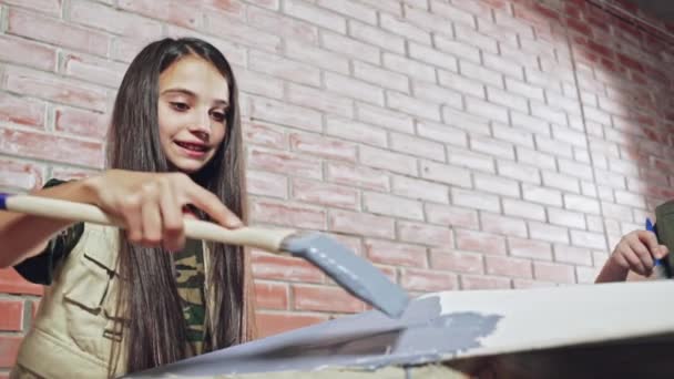 Adolescente con vernice blu per decorare piastrelle bianche — Video Stock