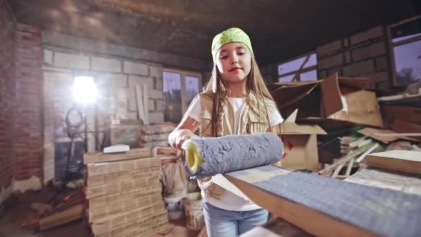 Teenage girl coloring wood plank with roller — Stock Video