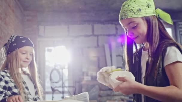 Duas meninas lixar e pintar azulejos brancos — Vídeo de Stock