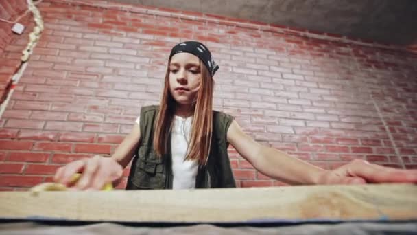 Dal Basso Ragazza Accigliata Bandana Immergendosi Mano Nella Vernice Assi — Video Stock