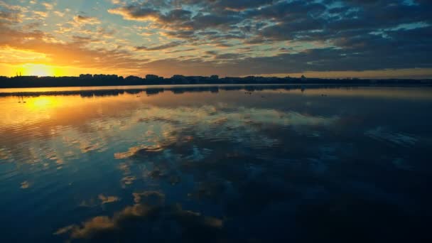 Colorido atardecer naranja sobre un tranquilo lago — Vídeo de stock