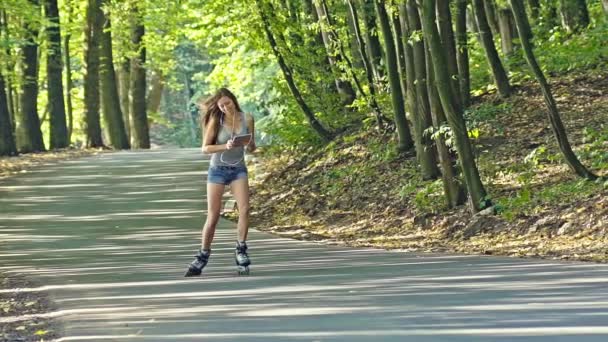 Atractivo joven estudiante de patinaje sobre ruedas — Vídeos de Stock