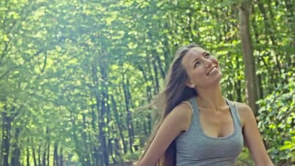 Привабливе обличчя молодої дівчини катання на роликах — стокове відео