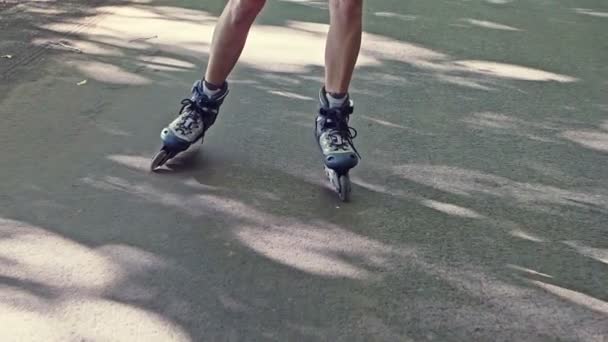 Fötter av en kvinna rullskridsko på asfalt — Stockvideo