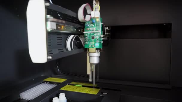 Automatyzacja Laboratorium Kliniczne Pipety Laboratoryjne Robota Robotyka Diagnostyczne Tło Badania — Wideo stockowe
