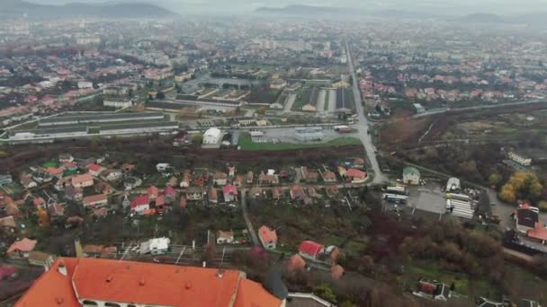 Bela vista aérea panorâmica para o Castelo de Palanok durante o dia e para a cidade de Mukachevo — Vídeo de Stock