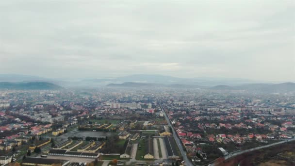 Panorama de la ciudad de Mukachevo desde la altura del ojo de las aves - imágenes de drones — Vídeo de stock