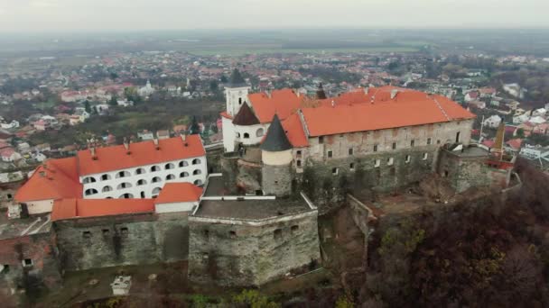 Mukachevo 城堡 Palanok 中世纪堡垒的空中看法在乌克兰。4k 视频。从上面 — 图库视频影像