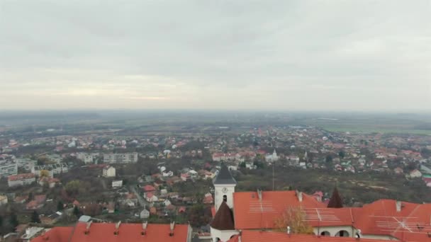 Mukačevo Ukrajina Transcarpathia hrad Palanok - letecký pohled — Stock video