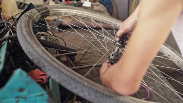 Joven Adolescente Quiere Reparar Vieja Bicicleta Campo Cámara Lenta — Vídeo de stock