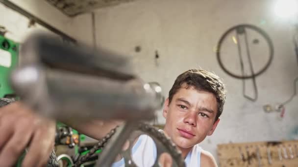 Close up de adolescente menino girando pedal de bicicleta — Vídeo de Stock