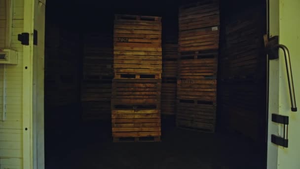 Paletes de madeira em hangar amarelo — Vídeo de Stock