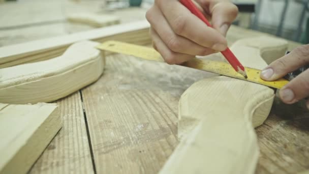 Hantverkare att göra mätningar på möbler ben — Stockvideo
