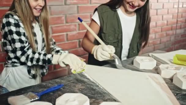 Dos chicas vestidas de artistas trabajando en el proyecto — Vídeos de Stock