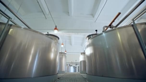 Alluminium tanks in wijnbouw fabriek — Stockvideo