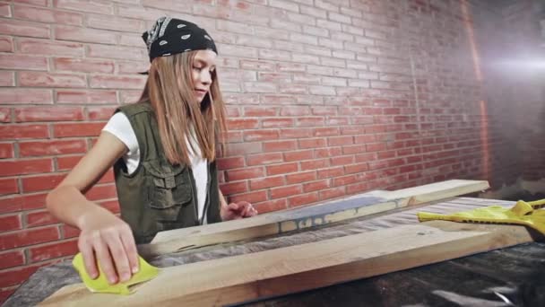 Μοντέρνα κοπέλα κάνει redecorating — Αρχείο Βίντεο