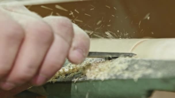 Nástroj oříznutí řemeslník řezbářské práce na soustruhu — Stock video