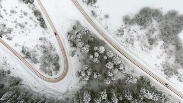 Drone vista de la carretera en el valle nevado — Vídeos de Stock