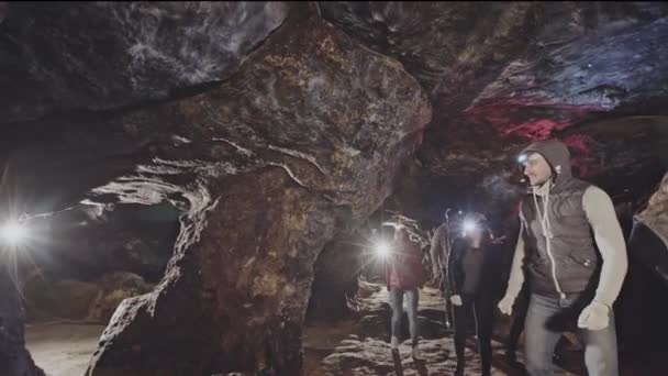 Turistas guiados por un guía en un túnel subterráneo — Vídeos de Stock